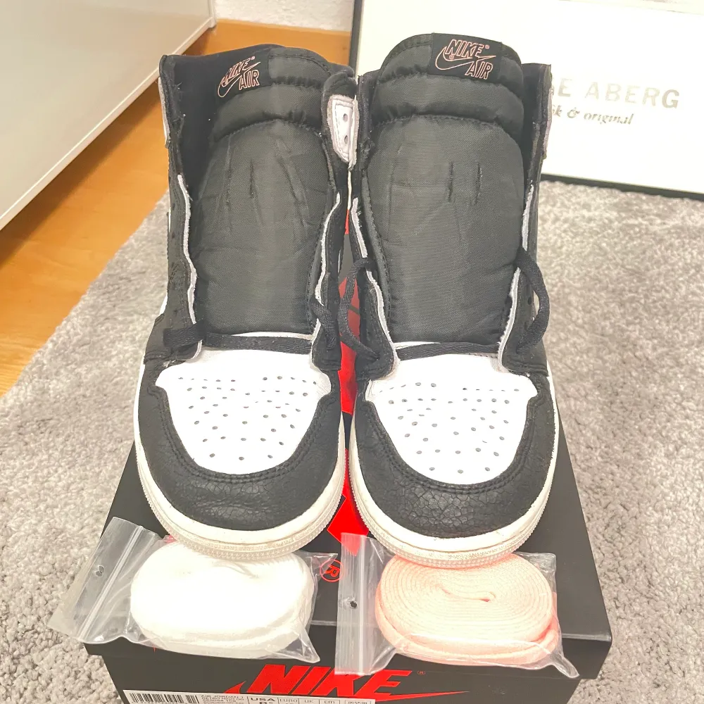 Jordan 1 high OG bleached coral u strlk 42 som är köpta på Nike snkrs en box, vita, svarta och rosa skosnören tillkommer . Skor.