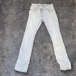 Vintage tiger of Sweden jeans som är lågmidjade. Dom är ljusgråa och för stora för mig så måste tyvärr sälja dem. De är i stolen 31”/32” 