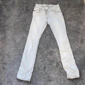 Tiger of Sweden vintage jeans - Vintage tiger of Sweden jeans som är lågmidjade. Dom är ljusgråa och för stora för mig så måste tyvärr sälja dem. De är i stolen 31”/32” 