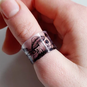 Handgjord ring  - Handgjord ring med svampmotiv spm sitter bekvämt. 