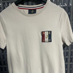 T shirts - Säljer två t shirts, en för 150kr två för 250kr första är i strl S och andta i strl M