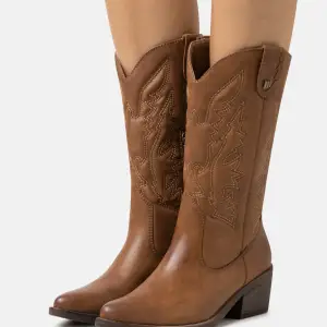Oanvända cowboy boots 