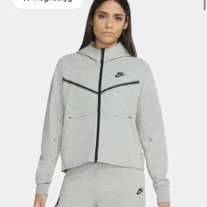 Populär tröja ifrån Nike, knappt använd då ja köpt fel storlek. Nypris 1350kr säljer för 300kr kan sänka pris vid snabbköp. Tryck inte på köp kontakta mej innan. Frakt ingår i priset.