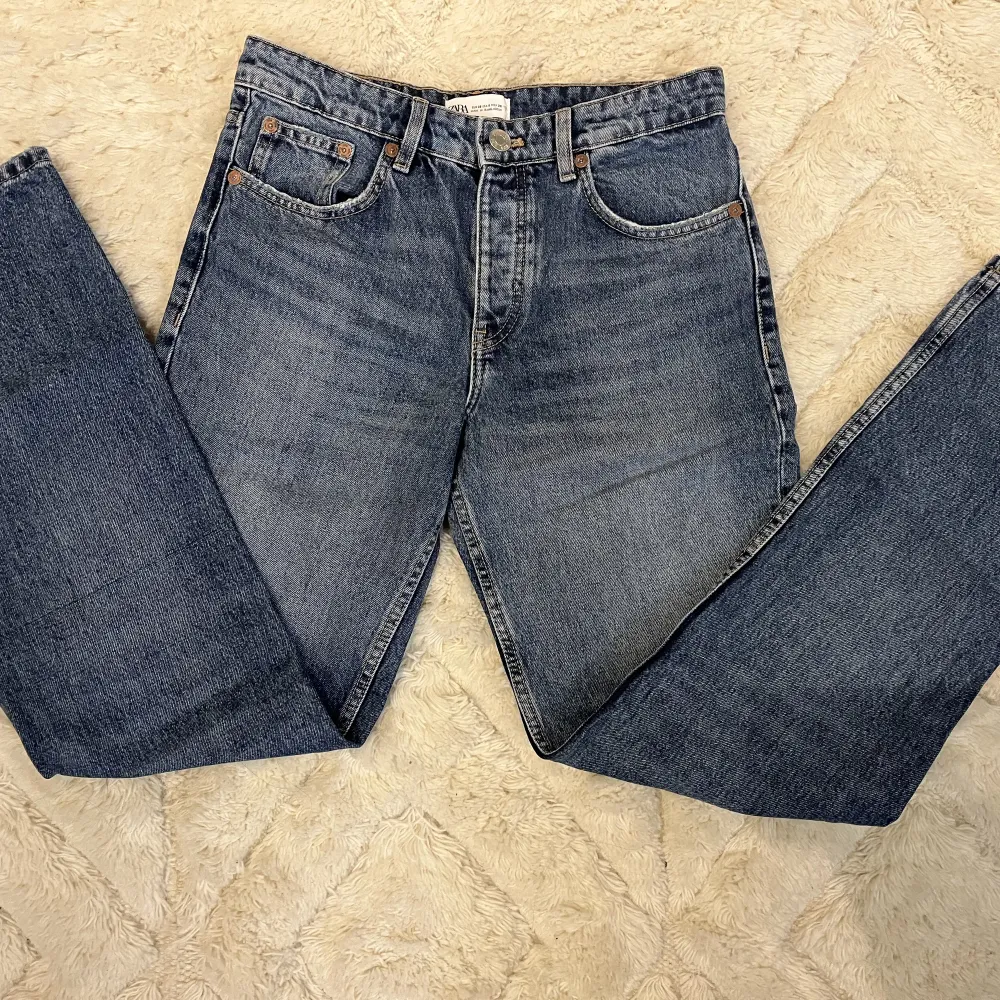 Straight leg jeans Mid waist från zara🤎 I storlek 38. I bra skick och endast använda ett fåtal gånger. Köparen står för frakten.. Jeans & Byxor.