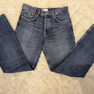 Straight leg jeans Mid waist från zara🤎 I storlek 38. I bra skick och endast använda ett fåtal gånger. Köparen står för frakten.