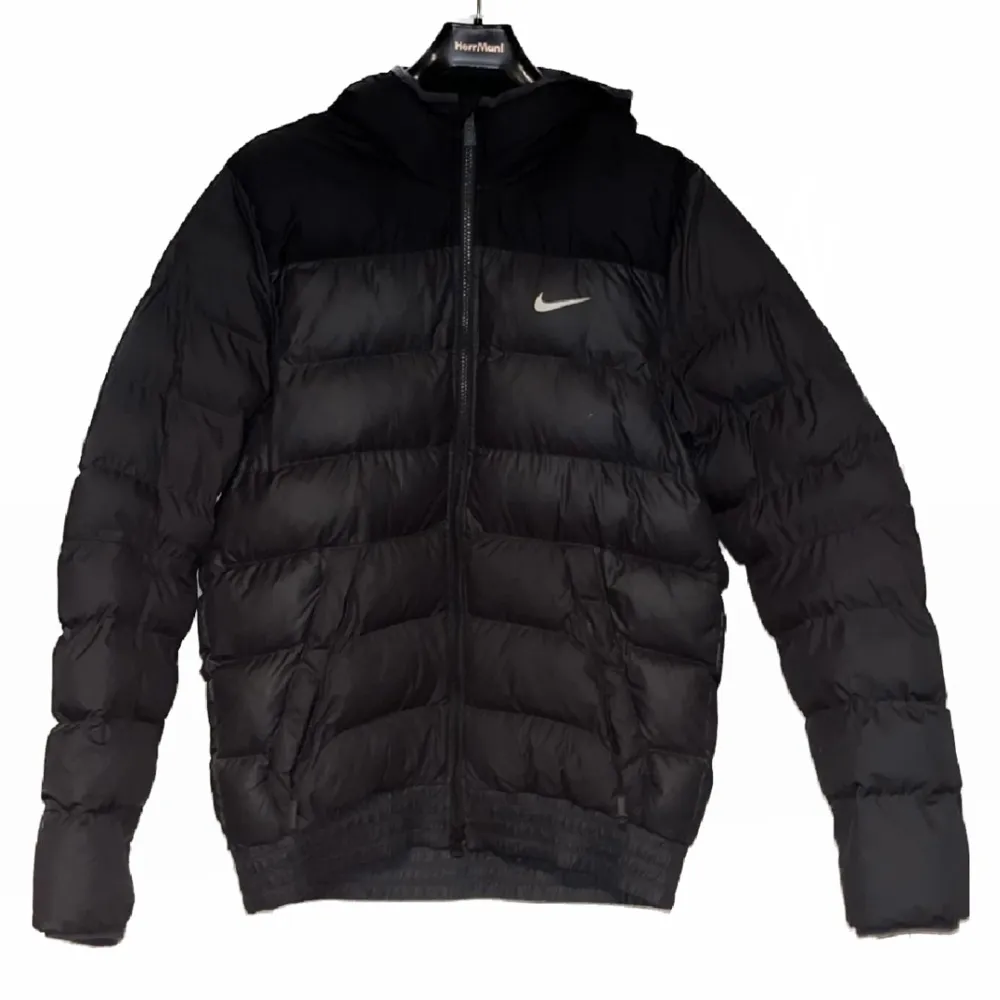 Grå/svart nike puffer jacket size M. Jackor.