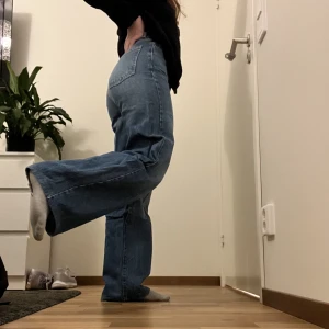 Jeans  - supersnygga jeans från Gina Tricot! Superfint skick och väldigt sköna! Sitter väldigt snyggt över höfter och lite vidare nedtill (straight fit). Storlek 34, men om något lite större i storleken. Jag är ca 162 och de är perfekt längd!🥰 Hör av er vid frågor