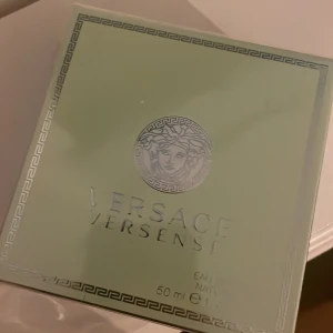 Versace parfym  - En helt oöppnad VERSACE versense parfym i 50 ml. Luktar som valentions Donna Born in Roma