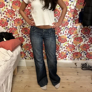 Jeans!! - Så fina utsvängda lågmidjade jeans❤️‍🔥❤️‍🔥 Midjemått: 76cm Innerbenslängd:81cm