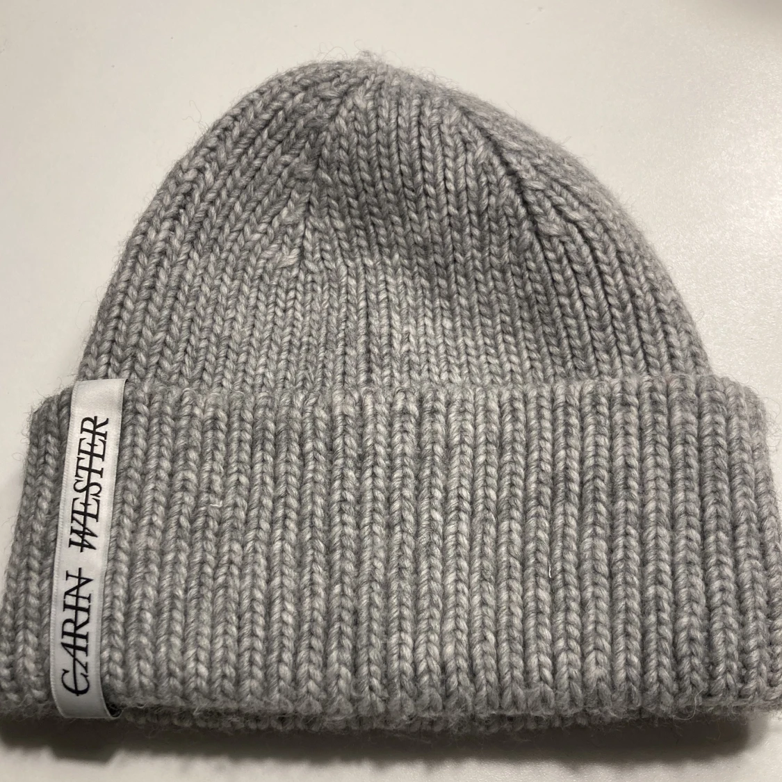 Grå Carin Wester mössa