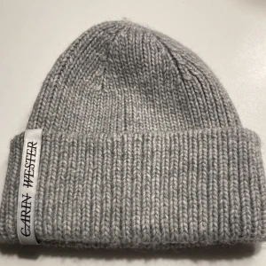 Grå Carin Wester mössa  - Fin grå mössa från Carin Wester 🥰 Perfekt nu när det är kallare❣️Hör av er om ni vill ha mer bilder 🤩