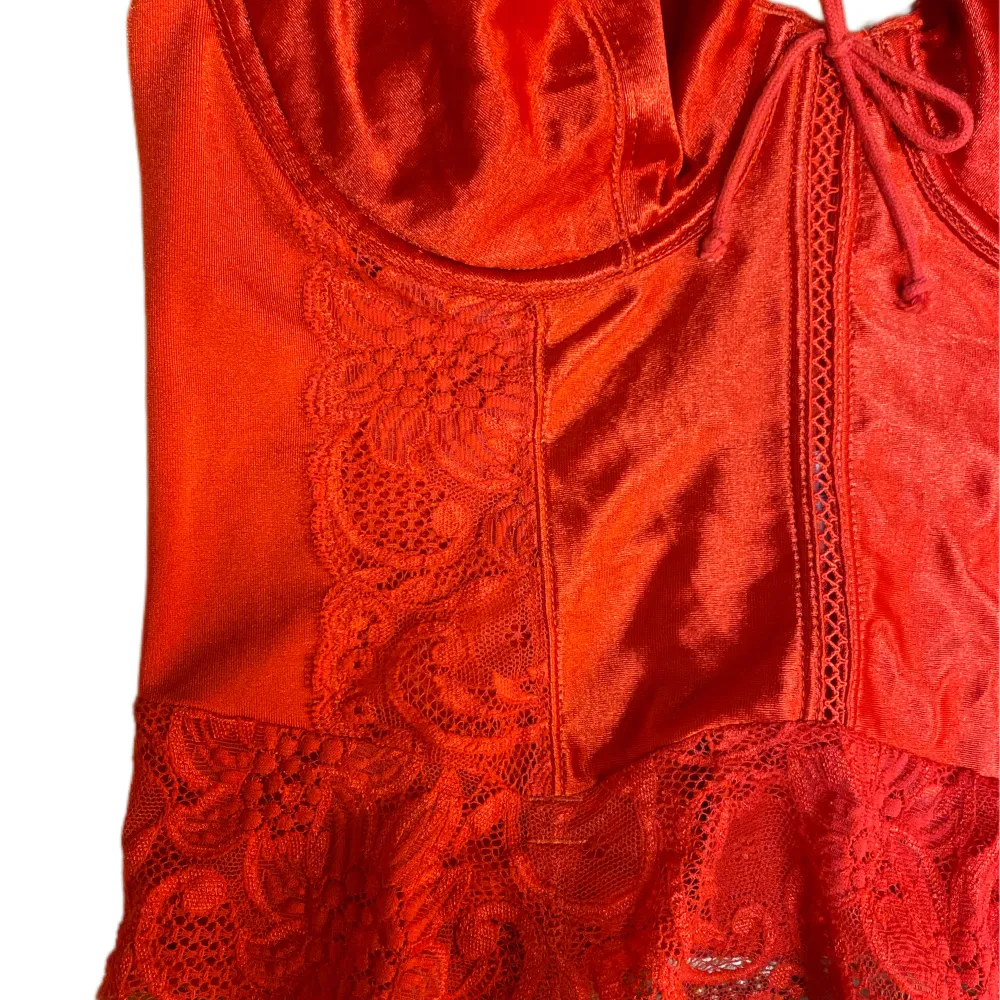 Vintage red satin and lace corset   Adjustable straps and 3 hooks to define the waist   Cup size 75B, not padded   In good condition, no visible flaws   Size S or M   Vintage röd satin och spets korsett   I bra skick  Kupa 75B   Storlek S och M . Toppar.