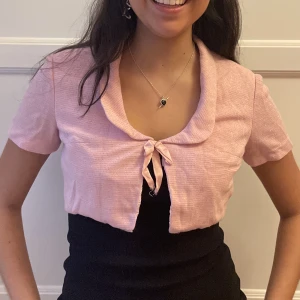 Söt liten kofta💖🥰 - Jättefint kofta perfekt att ha över en klänning eller linne! Har en lite rosett i mitten och lite silver glittrig❤️