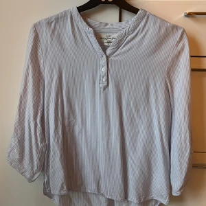 randig blus - Fin randig blus från H&Ms märke LOGG i bra skick! Storlek står 170, men skulle säga att den passar S.