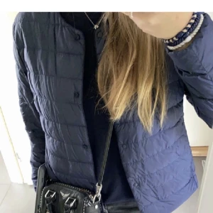 Uniqlo jacka - Super snygg uniqlo jacka😍säljer så jag har för många jackor! Stl S men sitter även som Xs/M. Kan posta o mötas upp i sthlm❤️‍🔥❤️‍🔥inga defekter!!