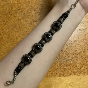 Armband - Ett fint armband som jag fyndade på second hand för några år sedan. Vet ej vad det är för material; men det är lite tungt så nån slgs metal? Väldigt fint skick och gör sig fint till både svart som vitt. 