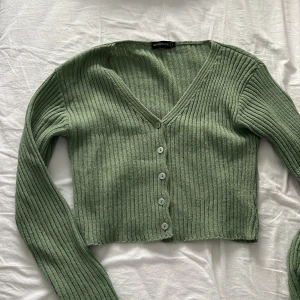 Grön kofta - Grön kofta i en lite kortare modell. (Om du vill se plagget på skriv privat)