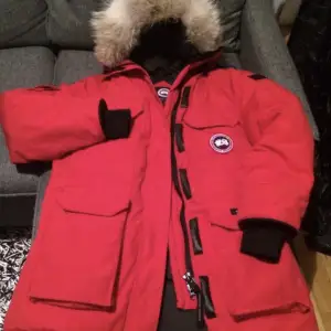 Hej säljer min canada goose jacka som är storlek M den är knappt använd och är jätte varm till vintern