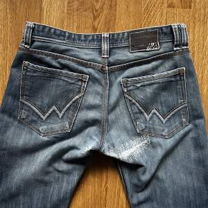 (Saknar mått, sitter tight på W32) gråblåa Y2K jeans i regular fit. Dom har ett hål i skrevet som lappats igen super coolt. Finns att hämta upp eller frakta via postnord