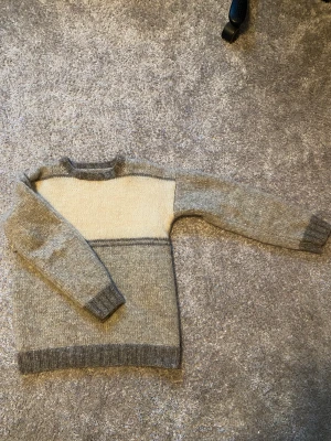 Stickad grå tjocktröja - Varm och snygg stickad tröja