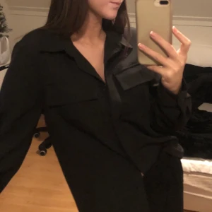 Svart skjorta - En svart oanvänd skjorta från NAKD! Lite tjockare och rejälare material. Säljer då jag har många liknande skjortor redan. Köparen står för frakt💕 pris kan oftast diskuteras och kan ge paketpris så kika gärna in de andra jag säljer