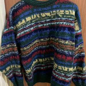 Stickad tröja - Jättefin stickad tröja i mycket bra kvalitet.  Lite nopprig men går lätt att fixa. 