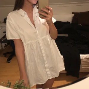 Skjortklänning - Superfin vit skjortklänning från missguided! Fin passform som passar till många olika tillfälle. Hade som reserv till studenten vilket inte blev aktuellt så den är aldrig använd! Inte genomskinlig.  Köparen står för frakt💕 pris kan oftast diskuteras och kan ge paketpris så kika gärna in de andra jag säljer