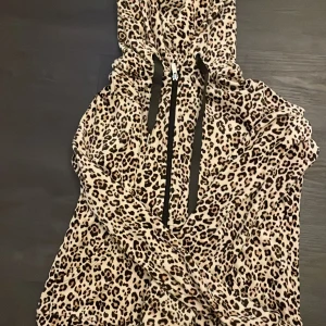 Sammets leopard zip tröja - Siptröja ifrån ginatricot. Sammeten är så otroligt mjuk och skön, då i leopard mönster. Är utsåld hela tiden på ginatricot. Så det är svårt men inte omöjligt att få tag på den. Använt 1-2 gånger. Bra skick. Nypris: 118kr (mer info till de som har intresse