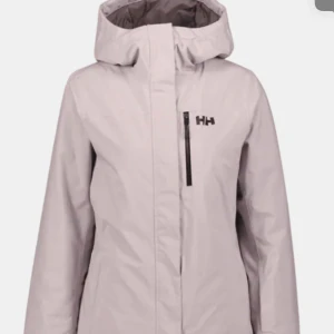 Skidjacka HellyHansen - Kollar intresset på min skidjacka från Helly Hansen. Inköpt förra året, nypris 2800:-💞Använd endast 3 dagar så i nyskick! En ljus rosa/lila färg. 