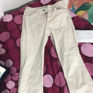Beige jeans  - Jättebra kvalite. Använd 0 gånger för dom är för små. Skapade i Pakitan. Original pris: 290 