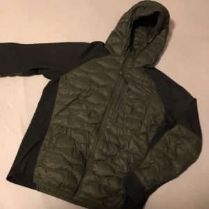 peak performance jacka  - enstaka använd. hel o fin, som ny. storlek XL dam. devis dun. 800kr eller bud! 