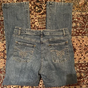 Jeans - Blå stretch jeans. Strök 42, men som 38
