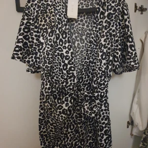 Byxor  - Overall strl42/100 kr    Kläning/shorts strl/40 50 kr  Byxor strl/42 50 kr