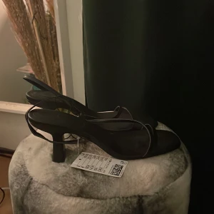 Svarta låga klackar - Väldigt fina låga svarta klackar. Säljer pga fel storlek. Helt nyskick, aldrig använda och prislappen kvar. Budgivning. 