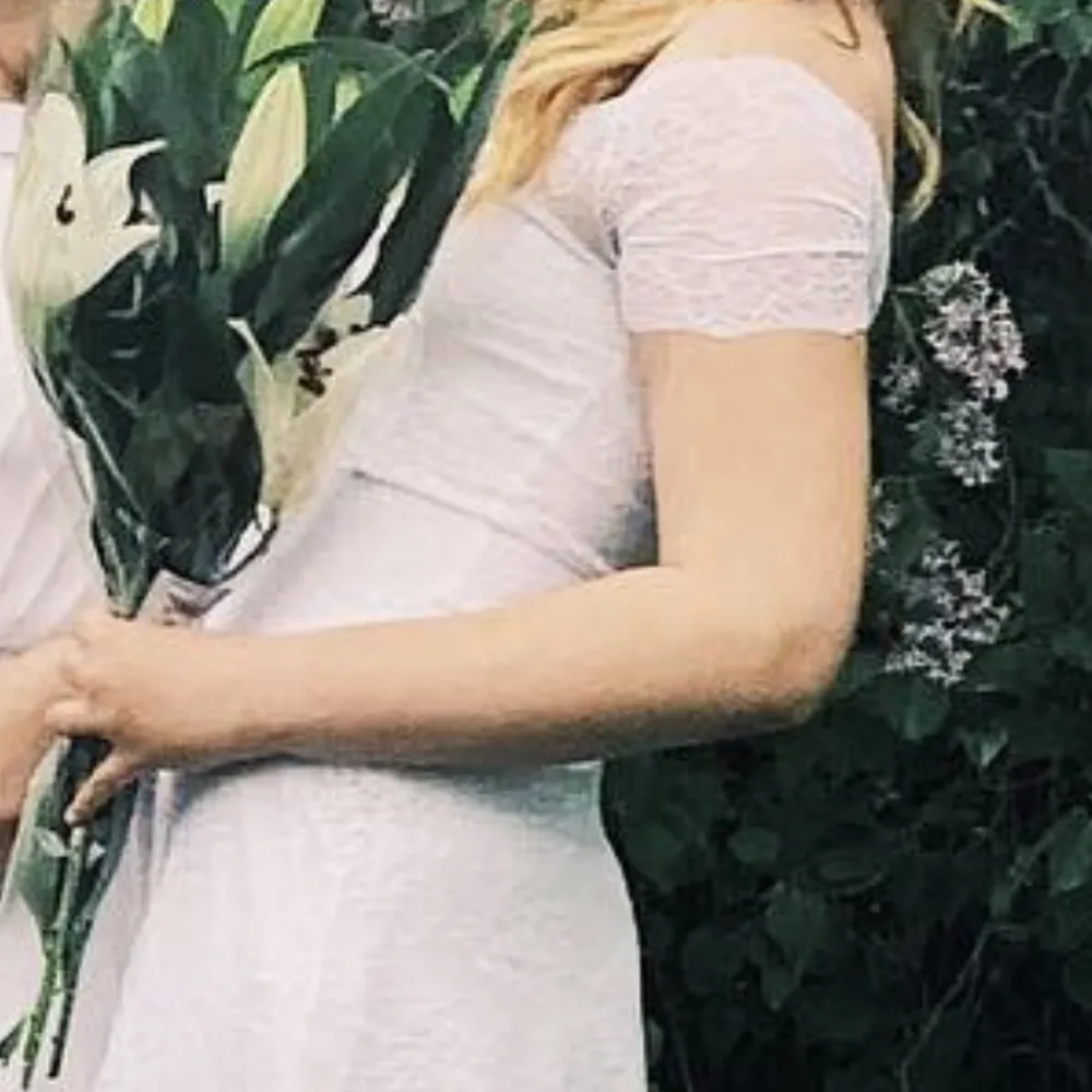 En jättefin vit spetsklänning från Bubbelroom som är perfekt inför studenten eller skolavslutningen. Skicka Dm för frågor eller bättre bilder hur den ser ut på då denna bild var dålig. Använd 1 gång så i nyskick✨. Mekot.