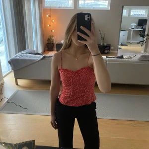 Korsett liknande  - Fin, ganska ”åtsittande” vilket ger snygg form, aldrig använd annat än provad. 