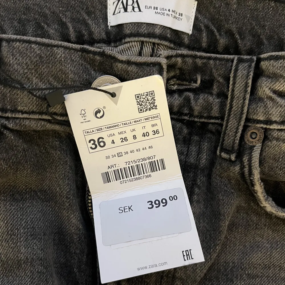 Säljer dessa gråa jeans eftersom dem inte kommit till användning, endast provade❤️. Jeans & Byxor.