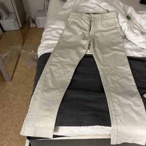 Levis Sta-Prest w28/29 - Begagnande men i bra skick, finns en liten fläck som knappt syns (bild 2)  Benvita/ beiga i färgen   Tror det är levis storlek 28 eller 29