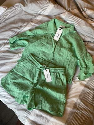 Grön set  - Grön set. Bara provat dessa. Båda är i XL men är små i storleken. Säljer den för 200kr+ köparen står för frakten!