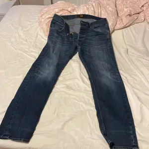 Mörkblåa lee jeans 33 bredd och 32 längd 