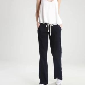 ROXY OCEANSIDE linnebyxor - Roxy linnebyxor i väldigt mörk blå, använda endast två gånger, säljer för jag inte har någon användning för de längre :) byxorna är i storlek M KAN SÄNKA PRIS VID SNABB AFFÄR💗