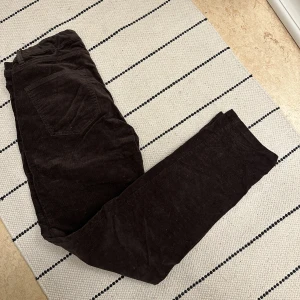 Manchesterbyxor - Bruna manchesterbyxor från kappahl i strl 40 med insytt resårband i midjan. 