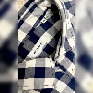 Jack & jones skjorta nyskick - Jack & jones skjorta in strl M. Nyskick. Inköptes för 299. Säljes för 79:-. Kan fraktas för 11kr spårbart eller mötas upp. Buda gärna! 
