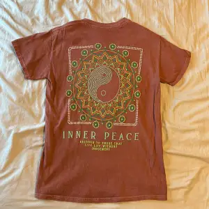 T-shirt från OU  Fint skick, overzised fit så skulle säga att den snarare är i stl S.  Färgen är terrakotta så rödbrun.