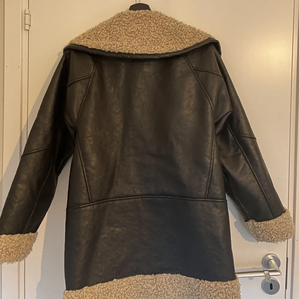Skit snygg oversized skinnjacka, väldigt bra kvalitet . Köpt för 1200kr, är i nyskick. I strl XS men sitter oversized på mig som är 170. Takit.