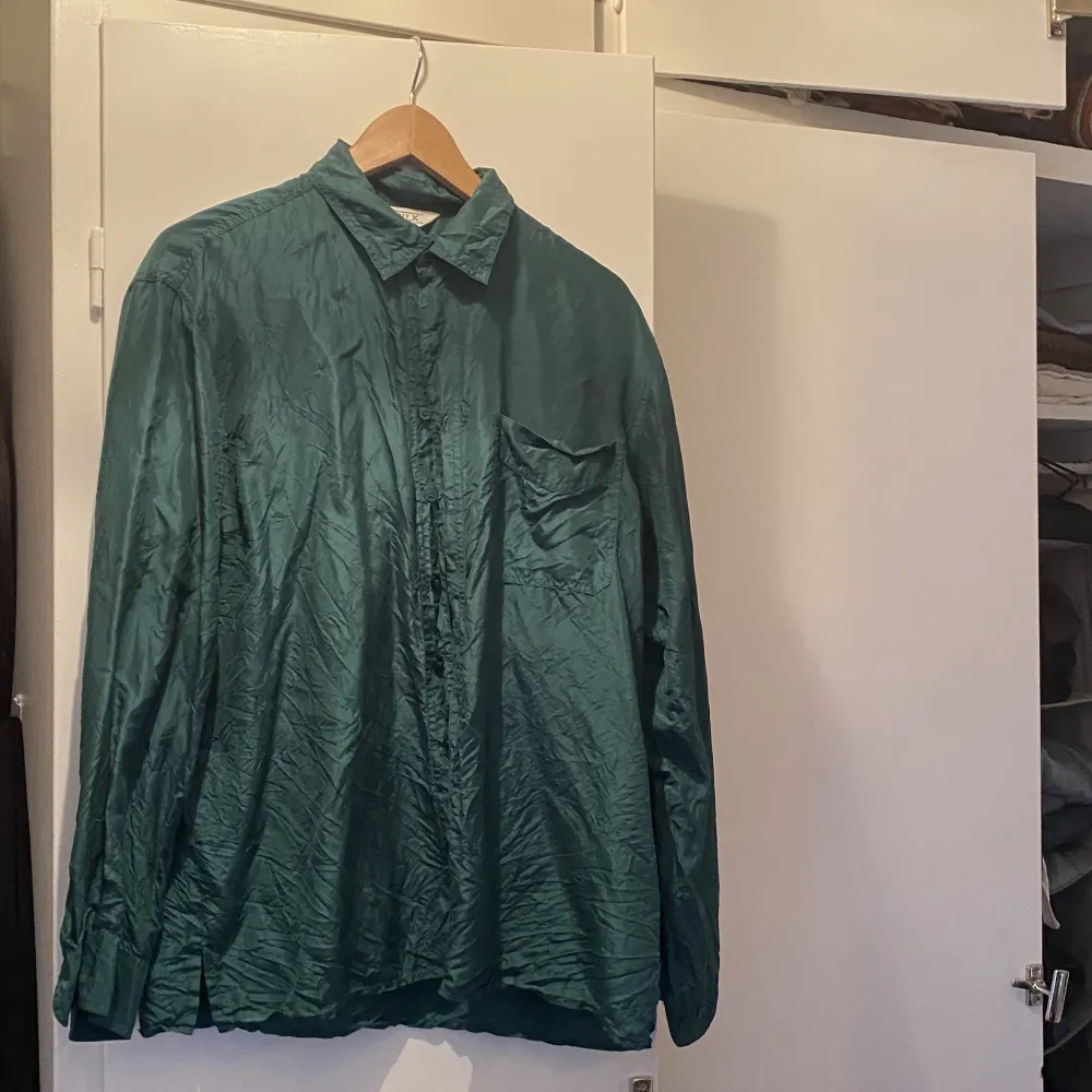 Prasslig silkes blus/skjorta i snygg grön färg. . Skjortor.
