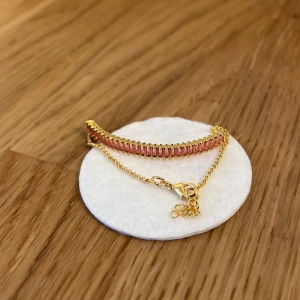 Armband  - Guld armband man kan ställa in själv, är även oanvänt  Säljer för 299