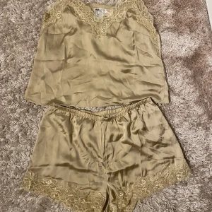 Silkespyjamas - Guldfärgad, jättefin!! Helt ny lapp kvar! 