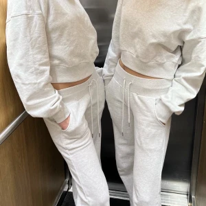 Alobha Label mjukisbyxor - Säljer dessa sprillans nya Alobha Label mjukisbyxor i strl Xs. De är limited edition och helt slutsåld på hemsidan!💞De är endast testade, skriv för fler egna bilder på byxorna🤩