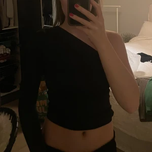 One shoulder topp - Oneshoulder topp med en lång ärm ifrån zara storlek s passar också xs